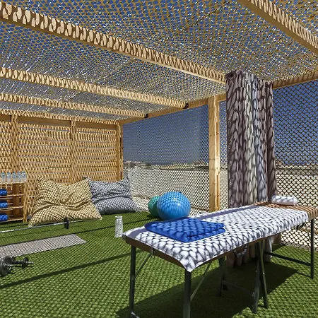 Rhodes & Bar Hostel *