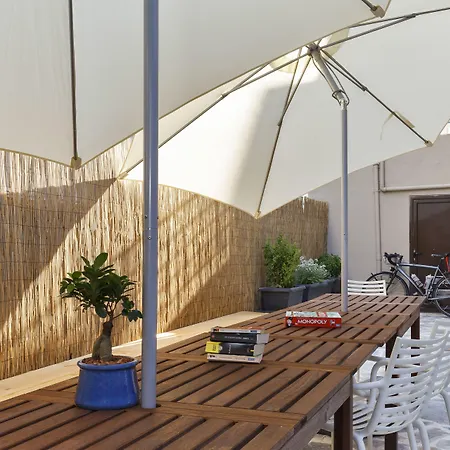 Hostel Rhodes & Bar *