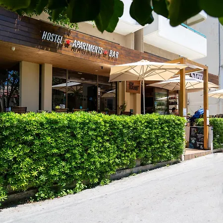 אכסניה Rhodes & Bar