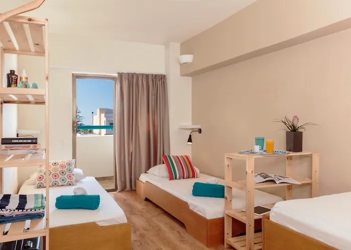 Hostel Rhodes & Bar *