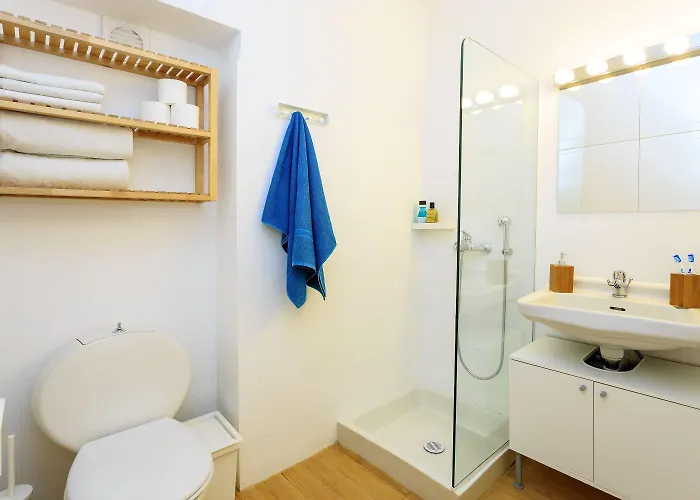 Rhodes & Bar Hostel *