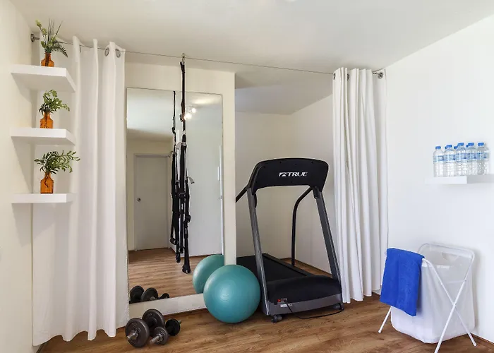 Hostel Rhodes & Bar *