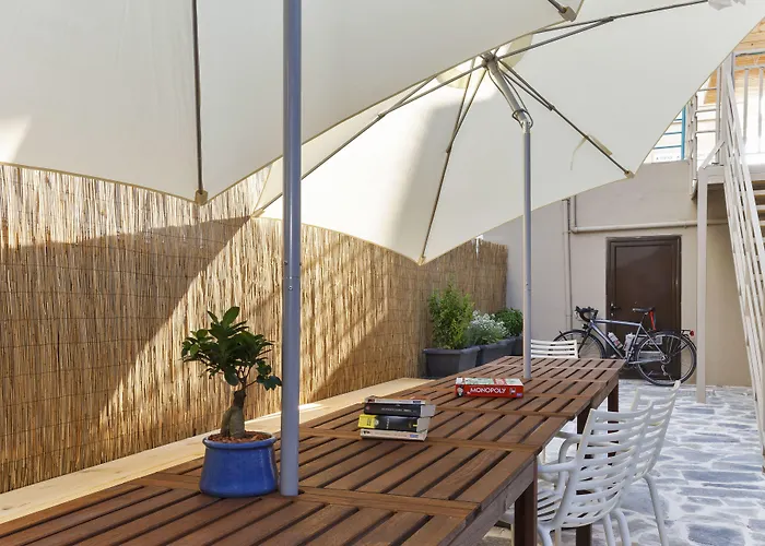 Hostel Rhodes & Bar *